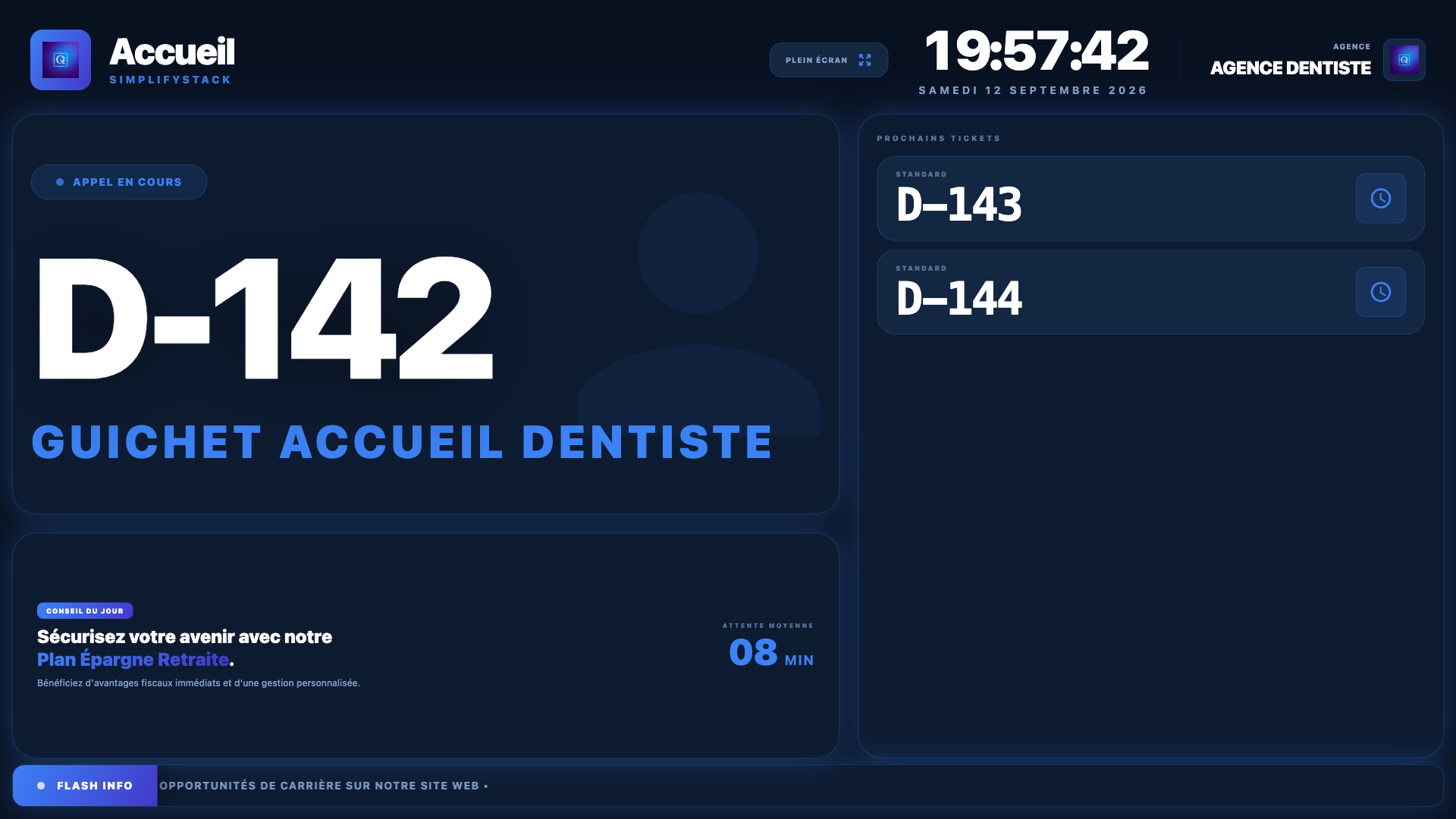 Écran d'affichage QSmart dans une salle d'attente : le ticket D-142 est appelé au guichet, deux tickets suivent, huit minutes d'attente annoncées